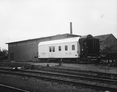 886055 Afbeelding van de gelijkrichterwagen nr. 3 van de N.S. bij het onderstation te Echt.